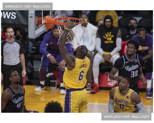 巅峰对决！湖人vs热火今日录像回放：不仅是篮球，更是一场关于意志的生死狩猎